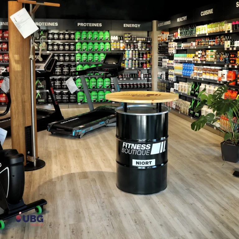 montage de la table baril dans la boutique avec plateau en bois dans le magasin fitness boutique Niort