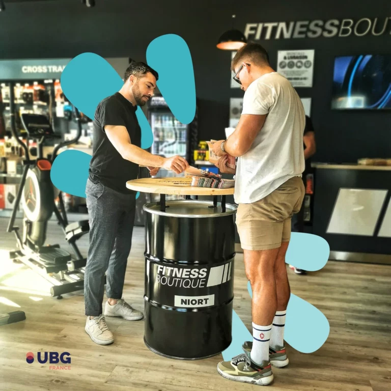 Table tonneau métalique et plateau en bois personnalisé pour fitness boutique niort